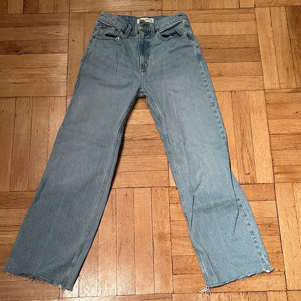 Never worn Abercrombie Light Wash Women’s Jeans